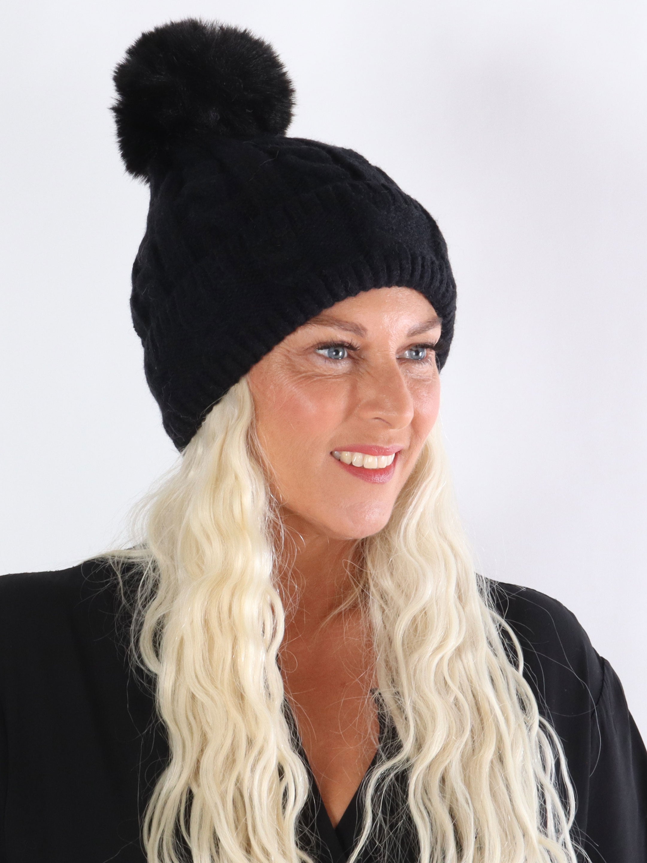 Filipa - Beigefärgad hatt med tofs